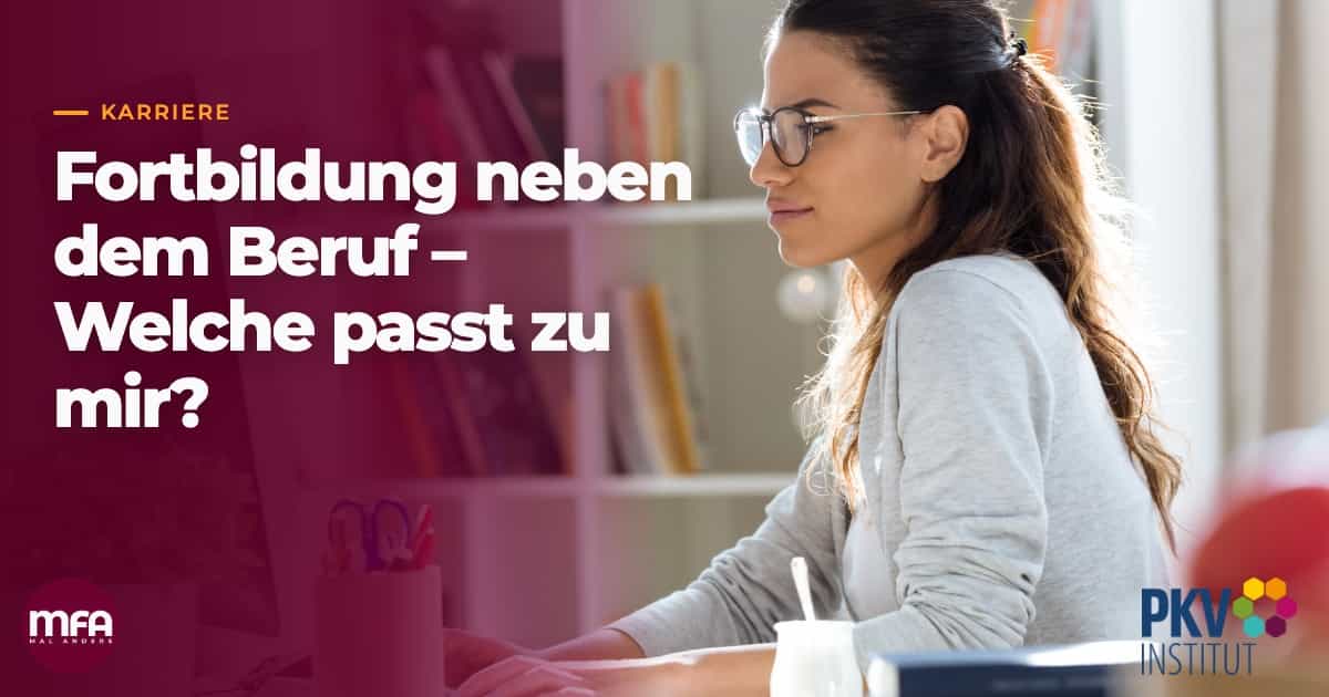Frau sitzt am Schreibtisch und lernt.