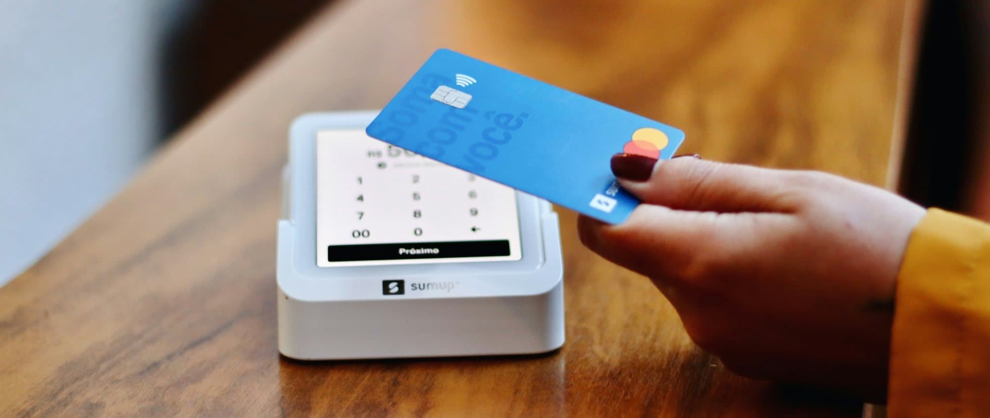 Eine Bankkarte wird kontaktlos an ein Kartenterminal gehalten