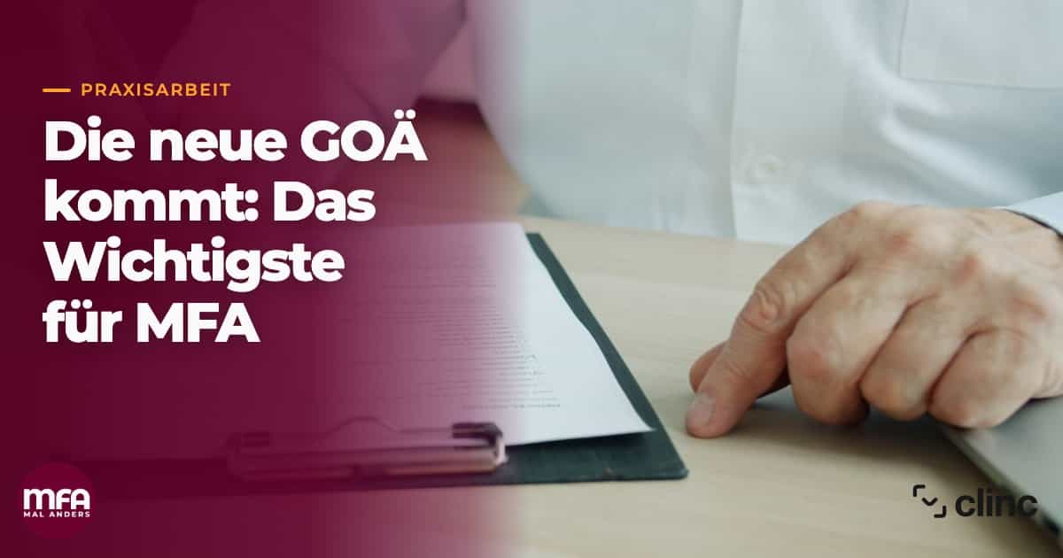 In einer Arztpraxis wird am Schreibtisch ein Formular ausgefüllt, gegenüber sitzt eine Patientin
