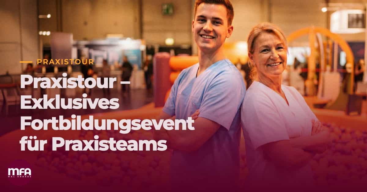 Zwei Praxismitarbeitende auf der PRAXISTOUR vor einem orangefarbenen Bällebad