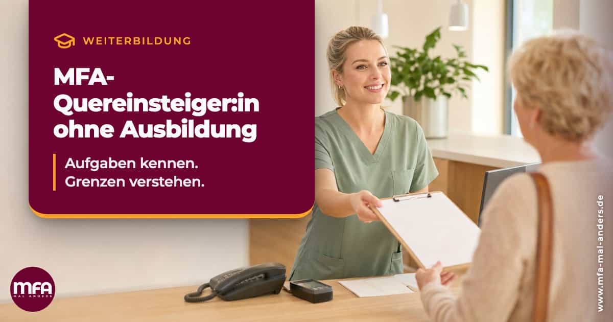 Mitarbeiterin überreicht einer Patientin am Empfang einer Arztpraxis ein Klemmbrett.